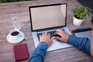 プログラマーへの未経験転職はきつい？30代・40代の実態やおすすめサービスなど解説