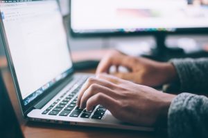 PHPの副業事情！週1-3案件の探し方とおすすめの求人サイトを紹介