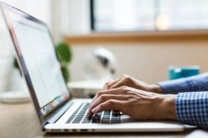 PHPは在宅・フルリモートできる？必要なスキルや求人例を解説