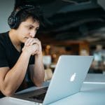 JavaScriptエンジニアの年収は？他言語との比較や年収アップの方法を解説